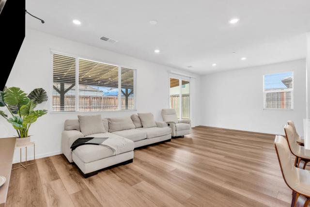 673 Dorset Drive, Patterson CA: https://media.crmls.org/mediaz/ec1c5956-044c-4c1c-a774-b87f45da4910.jpg