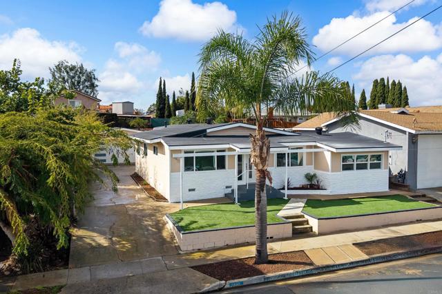 Detail Gallery Image 5 of 75 For 3840 Tomahawk Ln, San Diego,  CA 92117 - 5 Beds | 2 Baths