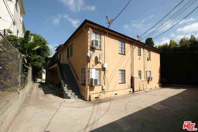 854 1/2 S Plymouth Boulevard, Los Angeles CA: https://media.crmls.org/mediaz/ec1df38f-1c0e-4957-b496-6b3ca3f8b50f.jpg