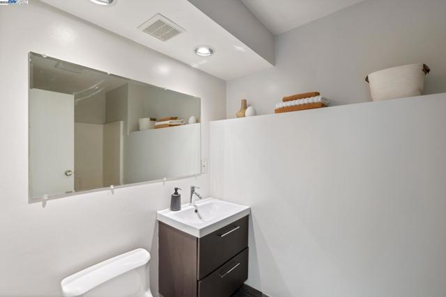5708 Colton Blvd, Oakland CA: https://media.crmls.org/mediaz/ec20e526-dc76-4dab-9ff6-9fc3a7fb0e6e.jpg