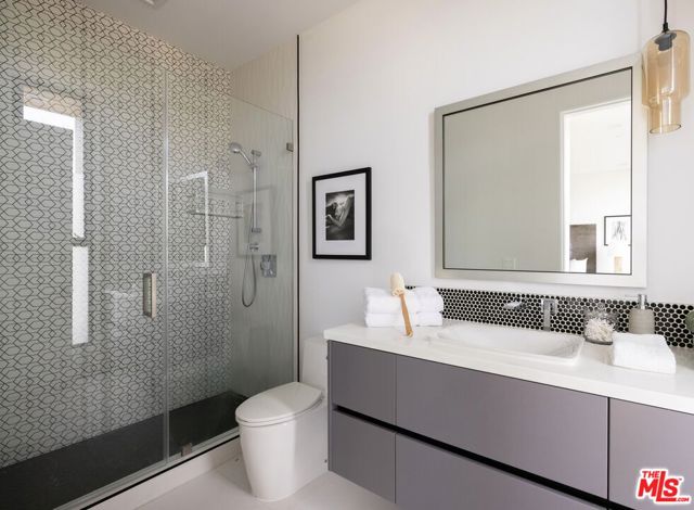 633 N Crescent Heights Boulevard, Los Angeles CA: https://media.crmls.org/mediaz/ec20ea1e-77aa-4bb1-a041-1557051b1537.jpg