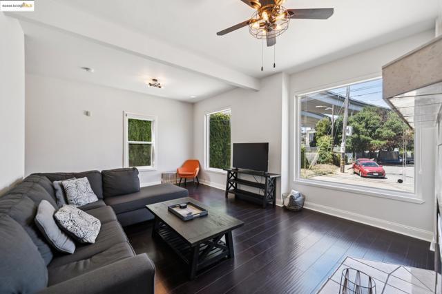 557 33Rd St, Oakland CA: https://media.crmls.org/mediaz/ec216ecc-2aab-41ae-b0bd-79817dd053a2.jpg