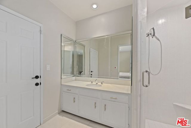1860 Loma Vista Drive, Beverly Hills CA: https://media.crmls.org/mediaz/ec217e70-74b3-4db7-b76d-880202fbba1f.jpg