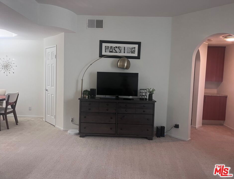 https://media.crmls.org/mediaz/ec22c00c-abf3-4cb8-9e0f-86d37e6ef060.jpg?preset=X-Large