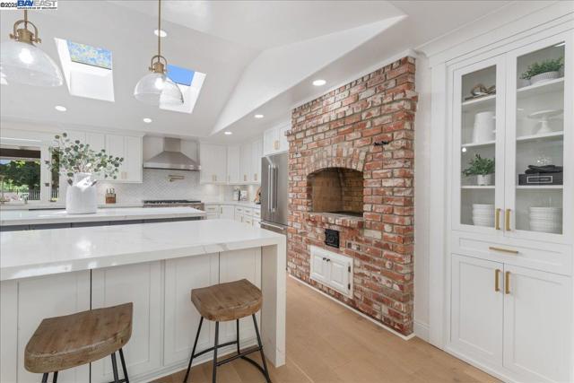 325 Crest Ave, Alamo CA: https://media.crmls.org/mediaz/ec235924-8e01-4845-9405-30fbdec36a11.jpg