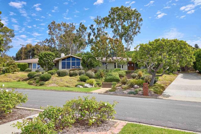 3190 Falcon Drive, Carlsbad CA: https://media.crmls.org/mediaz/ec241870-9a5e-459c-9732-d0f237a4f0a4.jpg