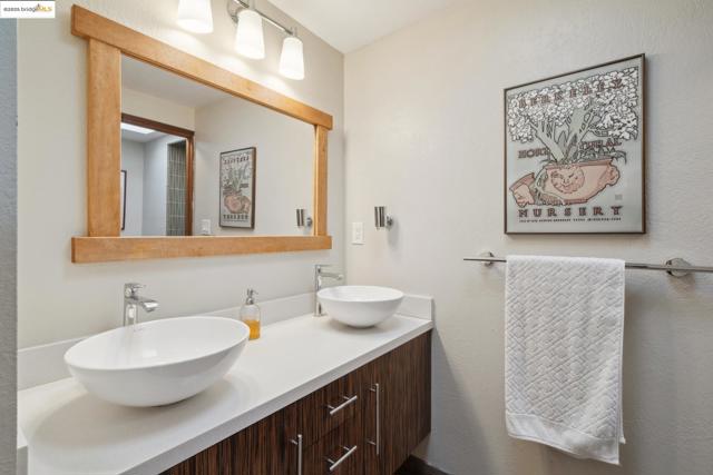 5345 Crown Ct, Castro Valley CA: https://media.crmls.org/mediaz/ec244199-4d16-401b-a109-3ae2fc67f7ac.jpg