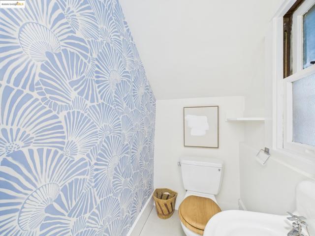 5920 Ivanhoe Rd, Oakland CA: https://media.crmls.org/mediaz/ec24443a-59c4-4307-94c3-4de9a510284a.jpg