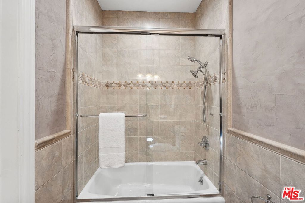 https://media.crmls.org/mediaz/ec24e35d-ead0-40ec-b0f5-caec37324fab.jpg?preset=X-Large