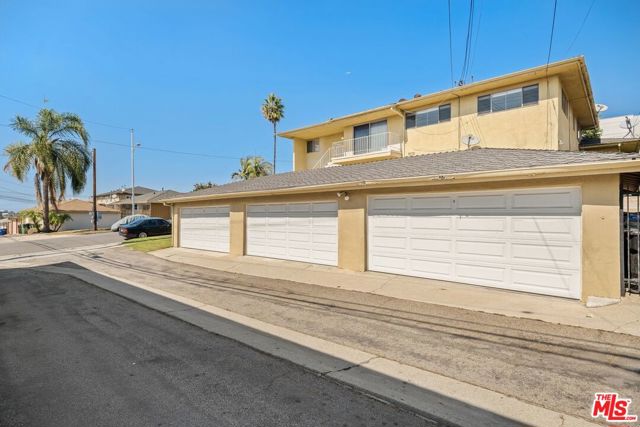 5804 S kings Road, Los Angeles CA: https://media.crmls.org/mediaz/ec2516e4-6db5-49e2-b140-51c68f7e9144.jpg
