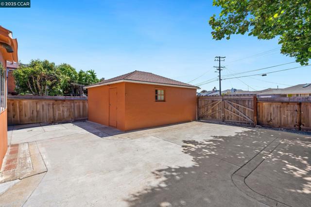 66 Murdock St, Richmond CA: https://media.crmls.org/mediaz/ec2543c8-ebbc-4403-9475-d5609d9e5c27.jpg
