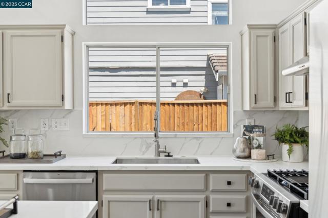 3075 Shiles Loop, Brentwood CA: https://media.crmls.org/mediaz/ec2668e9-359d-4c01-805d-3842259e8006.jpg