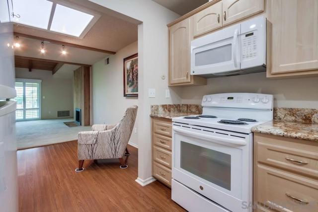 1976 Fairway Circle, San Marcos CA: https://media.crmls.org/mediaz/ec277347-c5cf-44a7-954c-e7f621331a1c.jpg