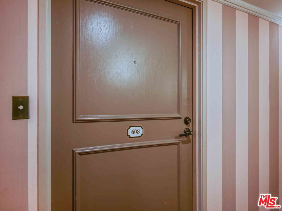https://media.crmls.org/mediaz/ec29aab4-4c68-4829-802a-2f8755899449.jpg?preset=X-Large