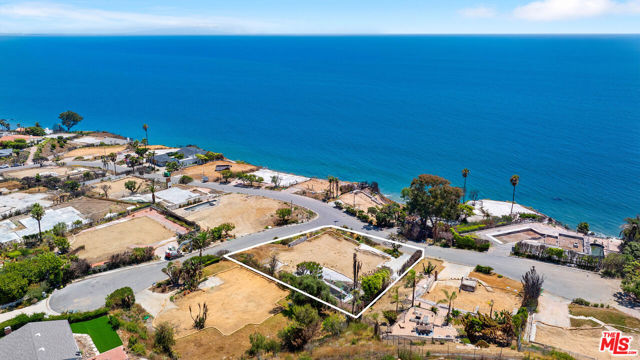 20521 Roca Chica Drive, Malibu CA: https://media.crmls.org/mediaz/ec2a22d3-e8a7-4e68-a5d8-af0d8cb12a4c.jpg