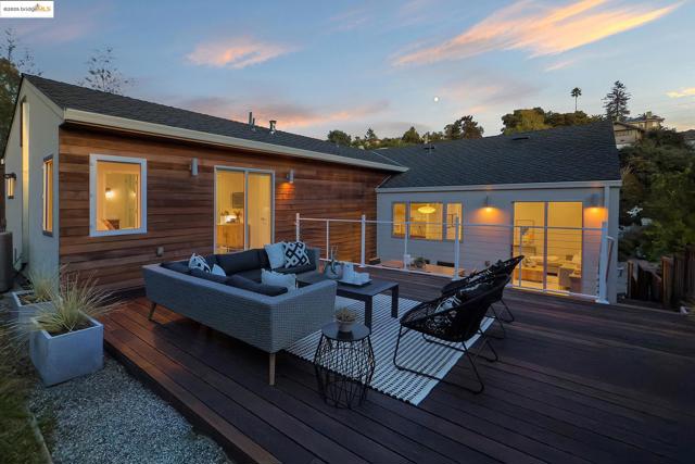 678 Walavista Ave, Oakland CA: https://media.crmls.org/mediaz/ec2a9e41-2546-4874-9556-8558f0d97d5d.jpg