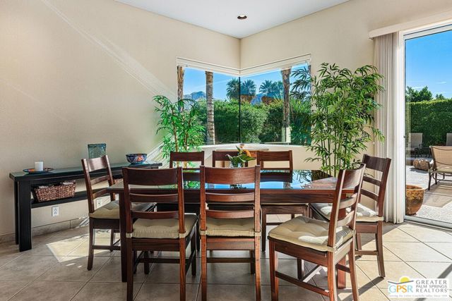 575 E Bogert Trail, Palm Springs CA: https://media.crmls.org/mediaz/ec2ab6e9-d062-4a4e-9fa3-396d521667d5.jpg