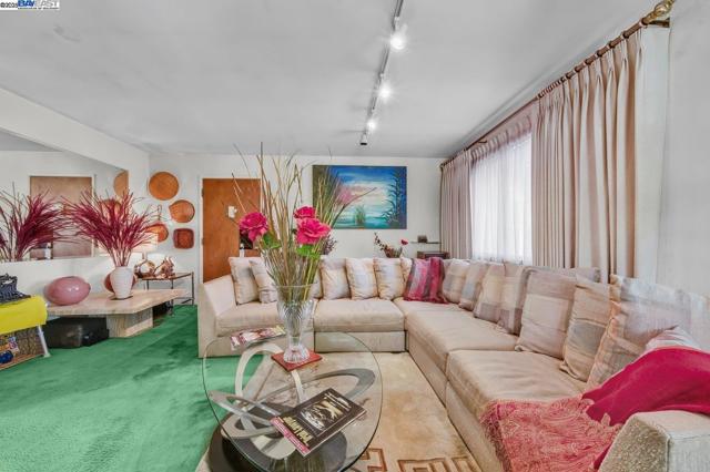 1738 7Th St, Berkeley CA: https://media.crmls.org/mediaz/ec2b1890-9619-42ef-b3e2-95e35c681658.jpg