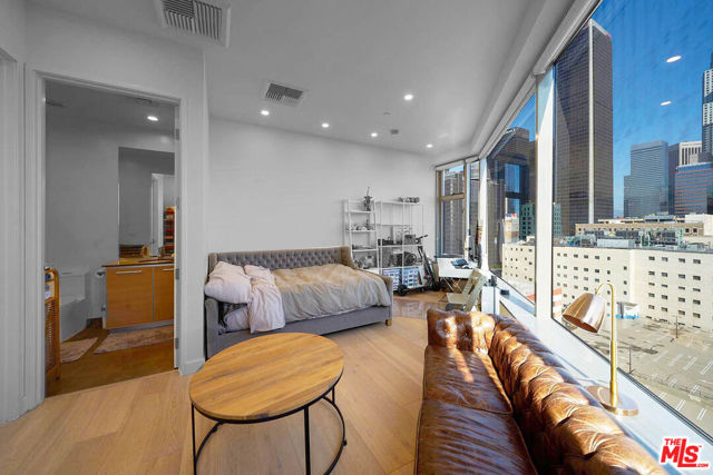 801 S Grand Avenue, Los Angeles CA: https://media.crmls.org/mediaz/ec2bd1cd-9d10-4626-aa61-2089618a6fd1.jpg