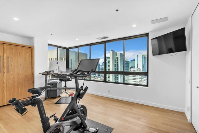 700 Front St, San Diego CA: https://media.crmls.org/mediaz/ec2ca095-338f-43bd-bd45-15ebcbcb3d77.jpg