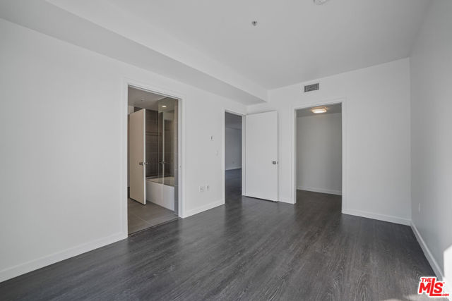 5800 Harold Way, Los Angeles CA: https://media.crmls.org/mediaz/ec2e7345-655c-479c-8118-fc805220fa39.jpg