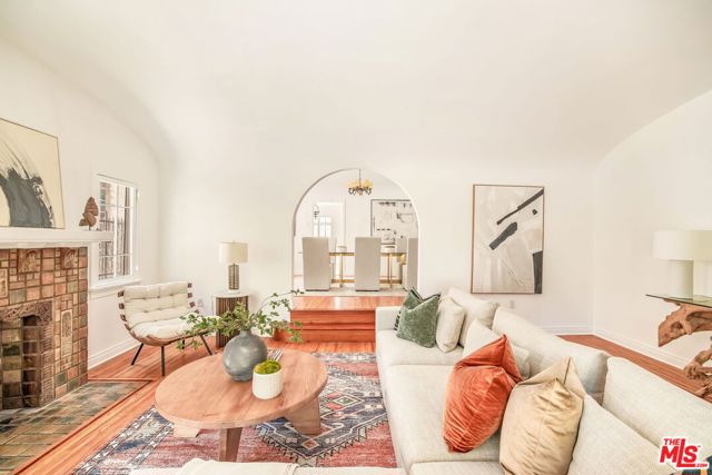 842 S Sycamore Avenue, Los Angeles CA: https://media.crmls.org/mediaz/ec2f0de3-1fd6-48f8-b495-b0f520c16435.jpg