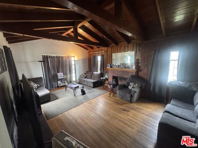 3980 Cherrywood Avenue, Los Angeles CA: https://media.crmls.org/mediaz/ec30536a-9c36-402b-89c7-ff1777cb6e50.jpg