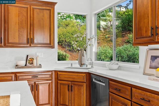 21 Monte Crest Ct., Walnut Creek CA: https://media.crmls.org/mediaz/ec30629a-40e2-461c-9b55-459ee0c0b365.jpg