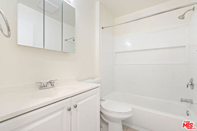 2638 S Barrington Avenue, Los Angeles CA: https://media.crmls.org/mediaz/ec30e3c7-a05d-4f8f-8254-7f79e5782e6d.jpg