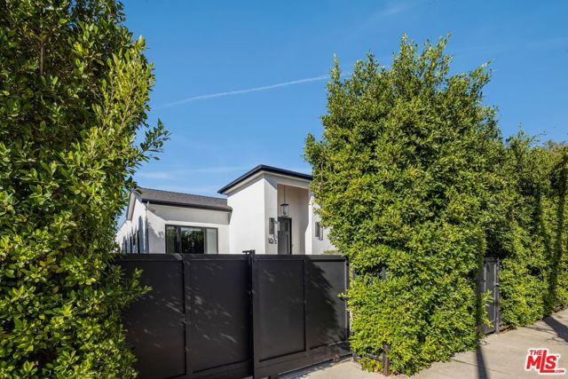 123 S Kilkea Drive, Los Angeles CA: https://media.crmls.org/mediaz/ec312ee9-6bad-4fac-88e5-196165630e68.jpg