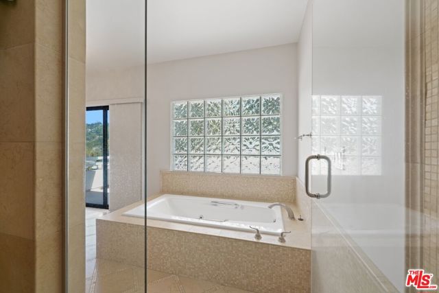 15656 Crownridge Place, Sherman Oaks CA: https://media.crmls.org/mediaz/ec335e59-61b8-4ab1-b021-ca6b9c914d19.jpg