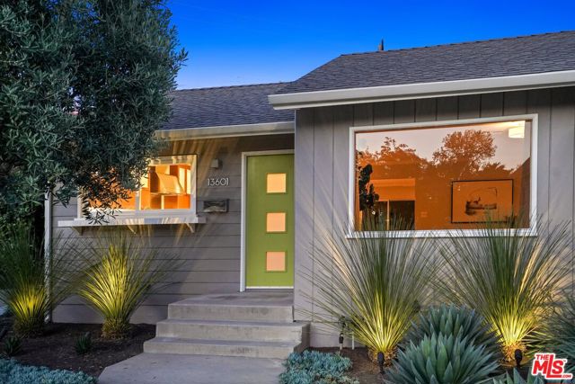 13601 Emelita Street photo 2