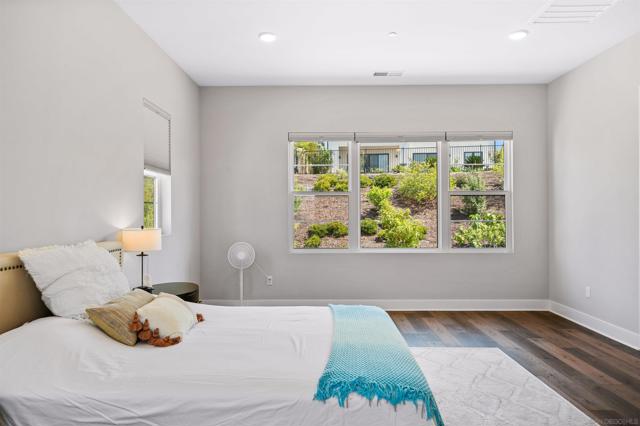 5347 Morning Sage Way, San Diego CA: https://media.crmls.org/mediaz/ec34e1b6-7622-40db-94c8-1e7741aab792.jpg