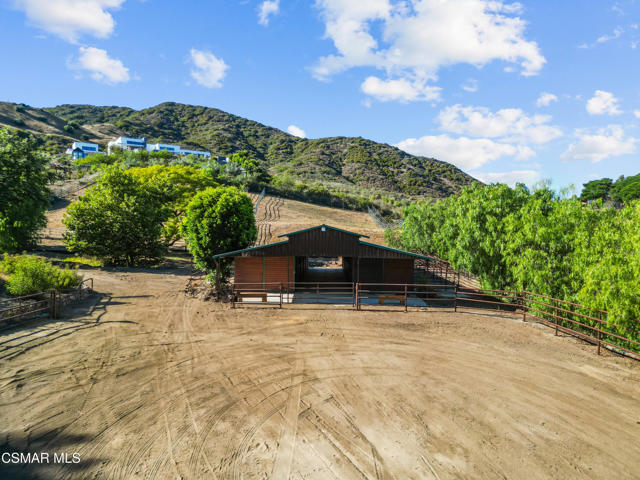 33235 Mulholland Highway, Malibu CA: https://media.crmls.org/mediaz/ec3540f8-5931-4f16-87d5-6c4ae24a53e1.jpg