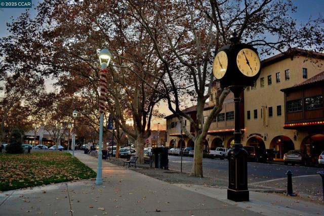 4513 Birch Bark Rd, Concord CA: https://media.crmls.org/mediaz/ec35b283-7628-4046-a40e-9113684720cc.jpg