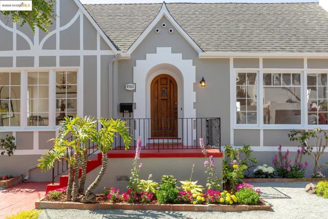 6753 Manor Crest, Oakland CA: https://media.crmls.org/mediaz/ec35f6d0-fe97-40f0-91ca-c87ac2b098a8.jpg