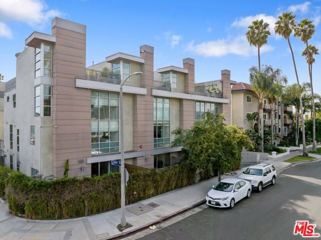 5806 Waring Avenue, Los Angeles CA: https://media.crmls.org/mediaz/ec362e59-c800-4794-b4bf-f30ccccc2e68.jpg