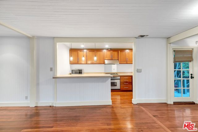 2636 5th Street, Santa Monica CA: https://media.crmls.org/mediaz/ec3640de-98a2-47da-a92c-6df0b9ee3172.jpg