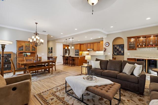 1748 Veneto Ln, Brentwood CA: https://media.crmls.org/mediaz/ec36c70a-75ed-42d3-9197-7bcc961d8d65.jpg