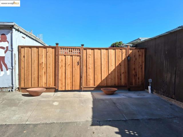 1126 11th AVE, Oakland CA: https://media.crmls.org/mediaz/ec3763cf-7557-4083-b965-4e68b60000d4.jpg