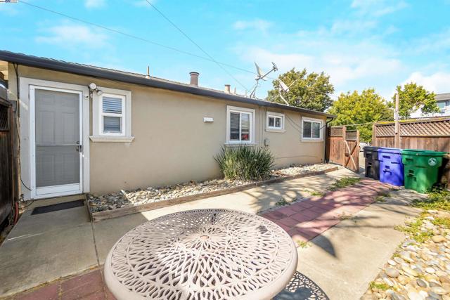 21926 Victory Dr, Hayward CA: https://media.crmls.org/mediaz/ec381508-4bed-4200-aba1-4cc34360d213.jpg