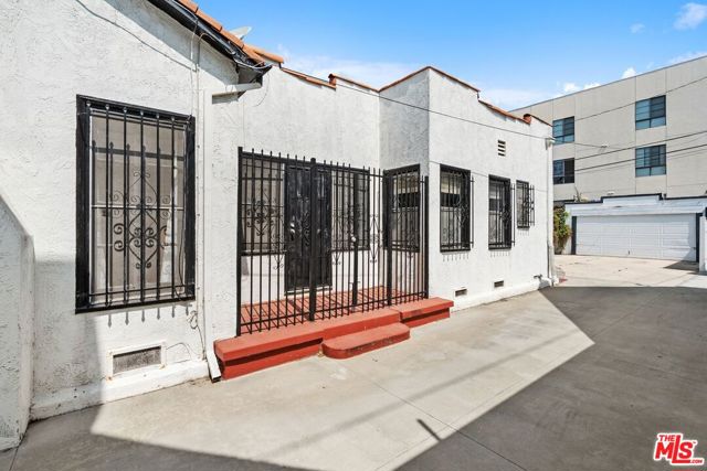 5021 Elmwood Avenue, Los Angeles CA: https://media.crmls.org/mediaz/ec382e92-c7b5-44e3-8cd7-e2af2c25578f.jpg