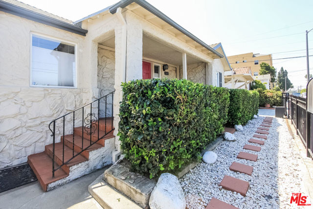 1656 S Rimpau Boulevard, Los Angeles CA: https://media.crmls.org/mediaz/ec391316-8f16-42b4-b70b-1b4ee4106f08.jpg