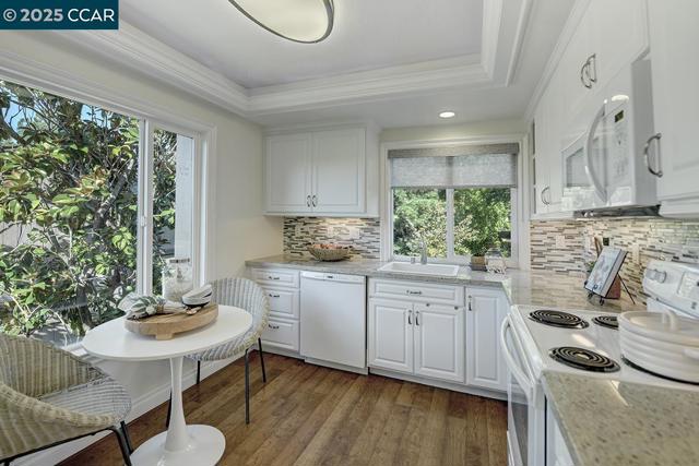 3258 Rossmoor Pkwy, Walnut Creek CA: https://media.crmls.org/mediaz/ec3931e6-d5a6-4f72-9de6-66e64fced9b7.jpg