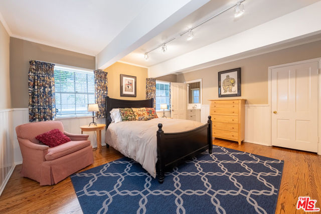 4722 Noeline Avenue, Encino CA: https://media.crmls.org/mediaz/ec399ccd-0624-426c-a12a-1a79865838d0.jpg