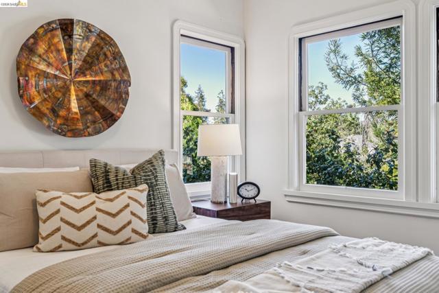 21 Portsmouth Road, Piedmont CA: https://media.crmls.org/mediaz/ec3b537a-57f8-4002-8480-c0da42d1c0c4.jpg