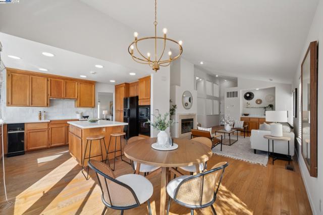 447 Donner Way, San Ramon CA: https://media.crmls.org/mediaz/ec3b80bb-7577-4f72-9ad3-ad2918d49cd3.jpg
