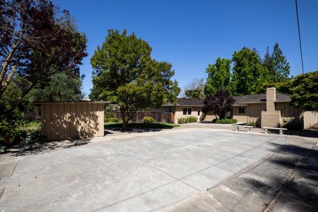 1850 White Oak Drive, Menlo Park CA: https://media.crmls.org/mediaz/ec3c7930-98bc-45e1-83c6-bcfdecda846a.jpg