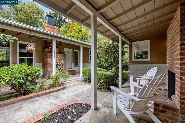 5810 Estates Dr, Oakland CA: https://media.crmls.org/mediaz/ec3e4510-ffb2-4e1a-ad44-99c856557f9e.jpg