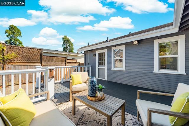 708 Pomona Ave, El Cerrito CA: https://media.crmls.org/mediaz/ec3e837e-76d4-4db4-a422-6792d5efc107.jpg